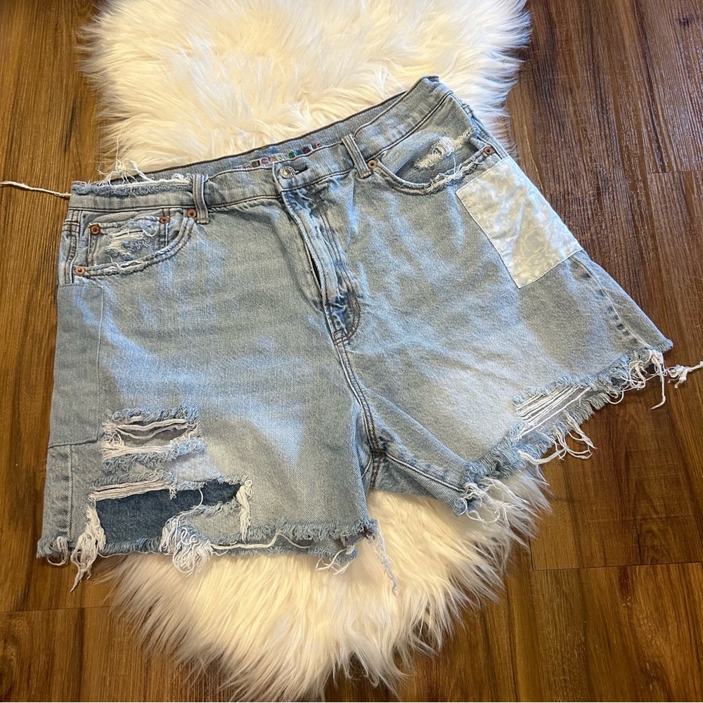 American Eagle Light wash high rise denim shorts size 16 Jean distressed